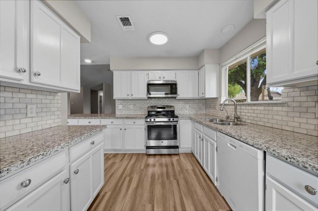 7235 Sonnet Glen Lane, Houston, TX 77095