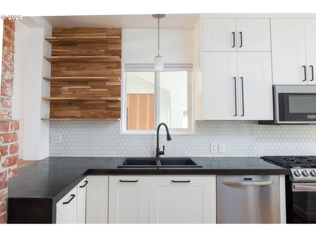 6204 Ne WILLOW St, Portland, OR 97213