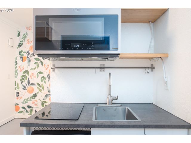 6204 Ne WILLOW St, Portland, OR 97213
