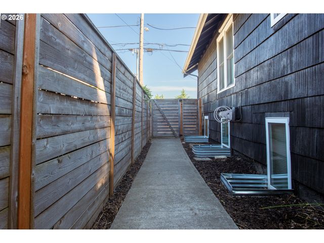 6204 Ne WILLOW St, Portland, OR 97213