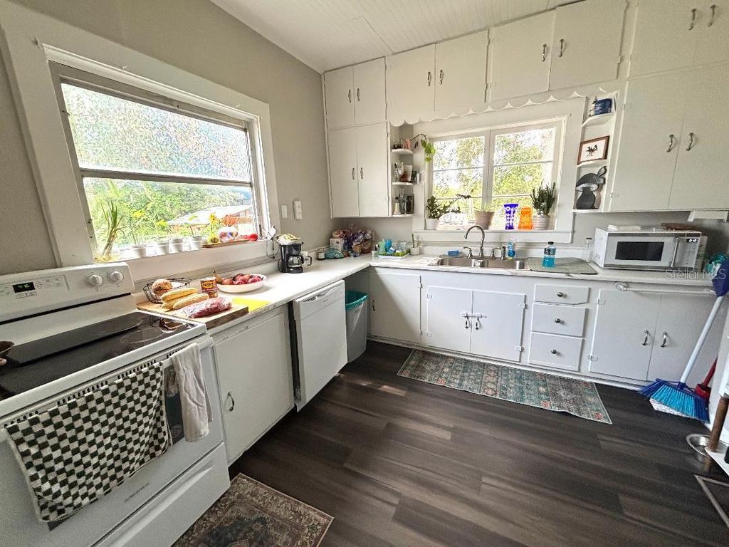 Image 8 of property listing at 306 MURRAY STREET, New Smyrna Beach, FL 32168