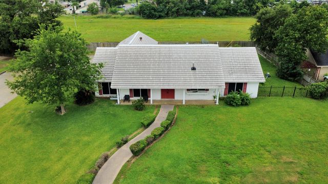 5001 Glenhaven Drive, Baytown, TX 77521
