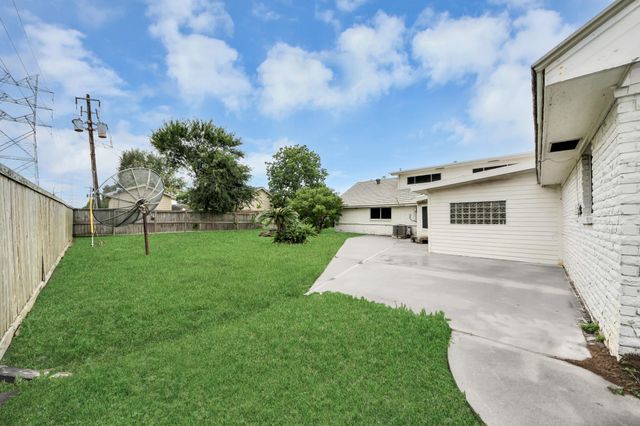 5001 Glenhaven Drive, Baytown, TX 77521