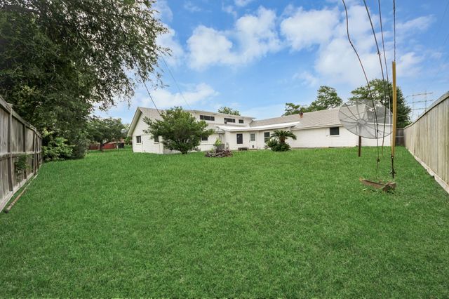 5001 Glenhaven Drive, Baytown, TX 77521