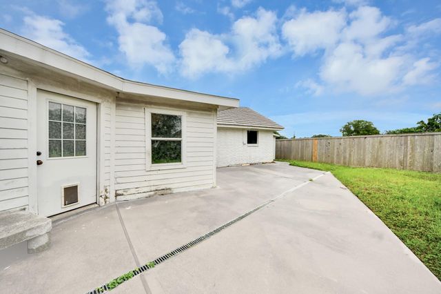 5001 Glenhaven Drive, Baytown, TX 77521