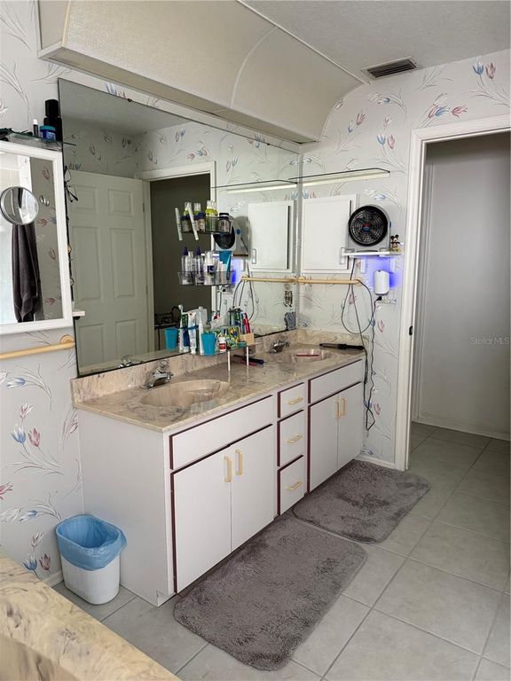 Image 33 of property listing at 4675 32ND COURT E, Bradenton, FL 34203