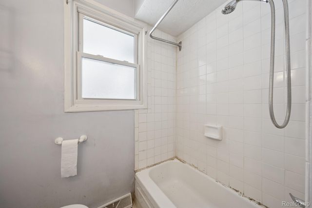 2266 Newberry Road, Waterford Charter Township, MI 48329