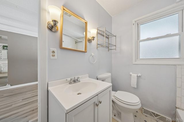 2266 Newberry Road, Waterford Charter Township, MI 48329