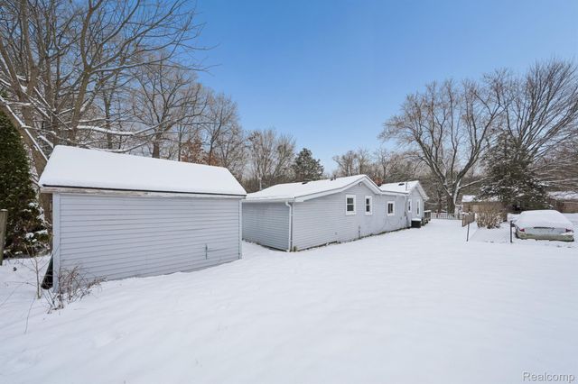 2266 Newberry Road, Waterford Charter Township, MI 48329