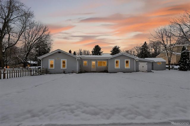 2266 Newberry Road, Waterford Charter Township, MI 48329