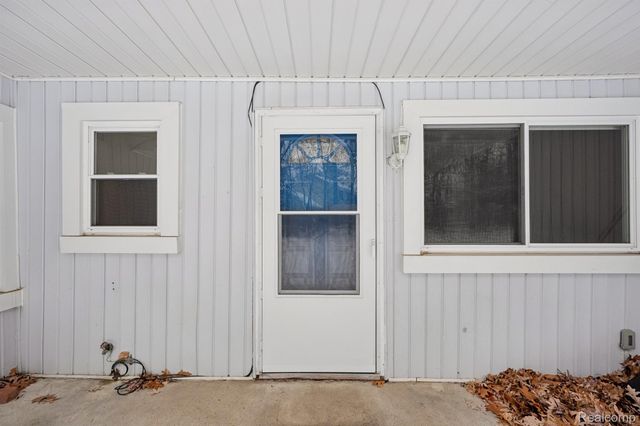 2266 Newberry Road, Waterford Charter Township, MI 48329