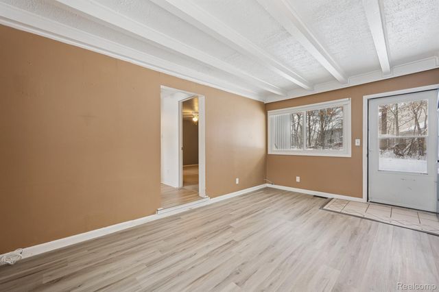 2266 Newberry Road, Waterford Charter Township, MI 48329