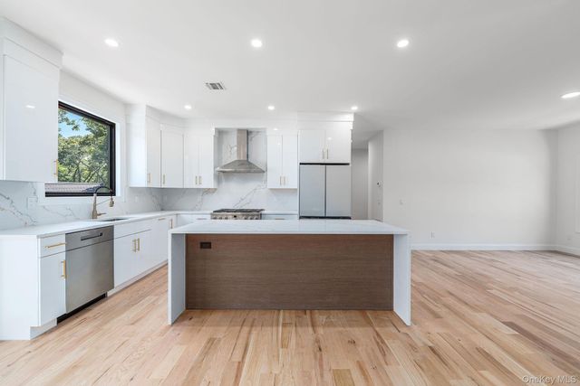 1700 Smith Drive S, Southold, NY 11971