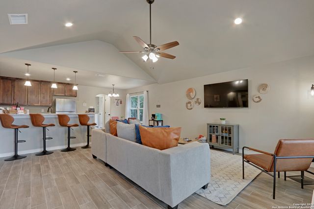 652 CANYON BEND, Canyon Lake, TX 78133