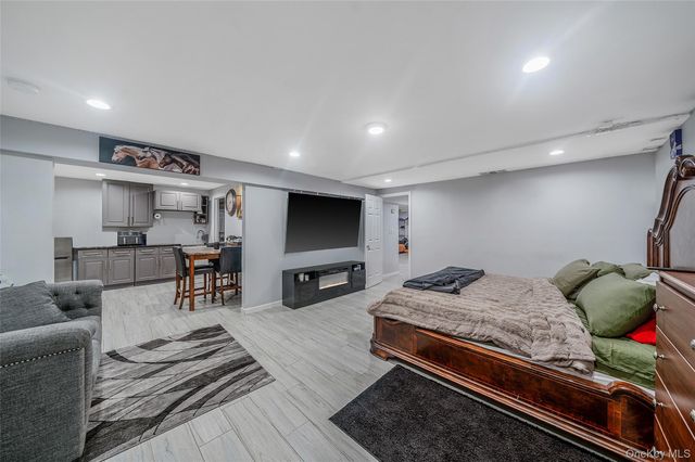 6 Denmark Court, Huntington, NY 11743