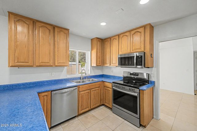 621 E CALAVAR Road, Phoenix, AZ 85022