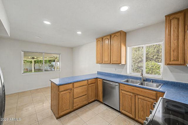 621 E CALAVAR Road, Phoenix, AZ 85022