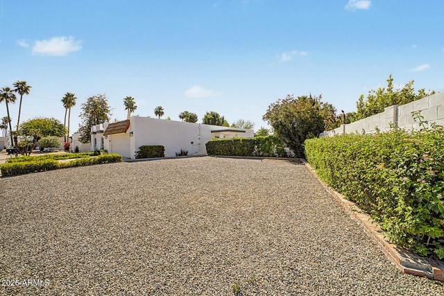 621 E CALAVAR Road, Phoenix, AZ 85022