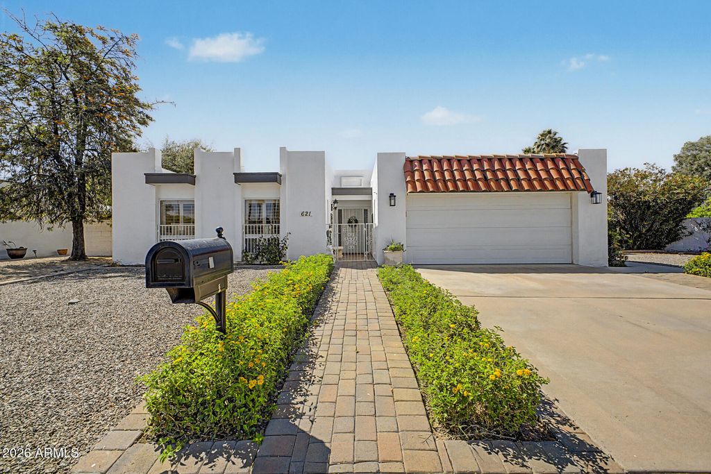 621 E CALAVAR Road, Phoenix, AZ 85022