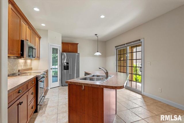 2400 Aaron Court, Springfield, IL 62704