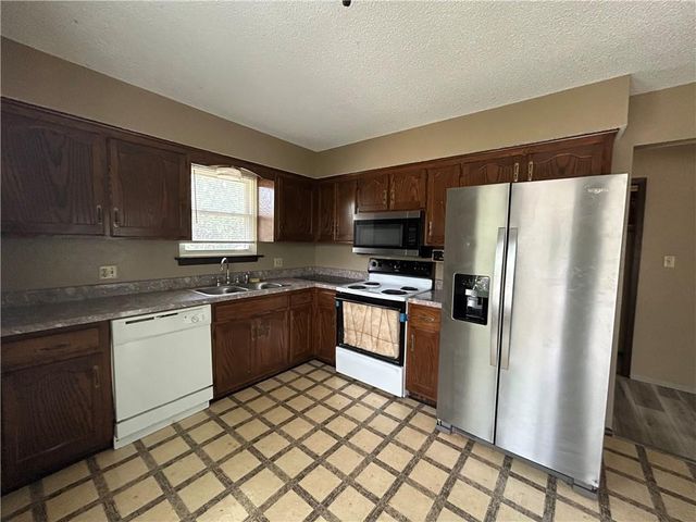 17405 E 41st Terrace, Independence, MO 64055