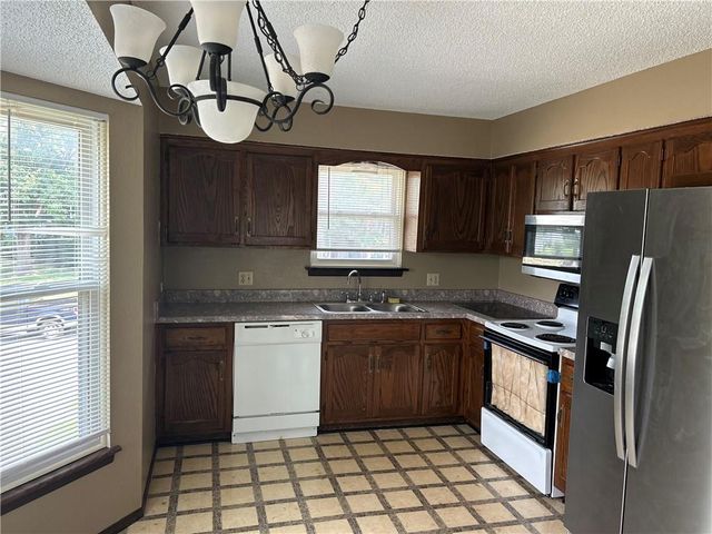 17405 E 41st Terrace, Independence, MO 64055