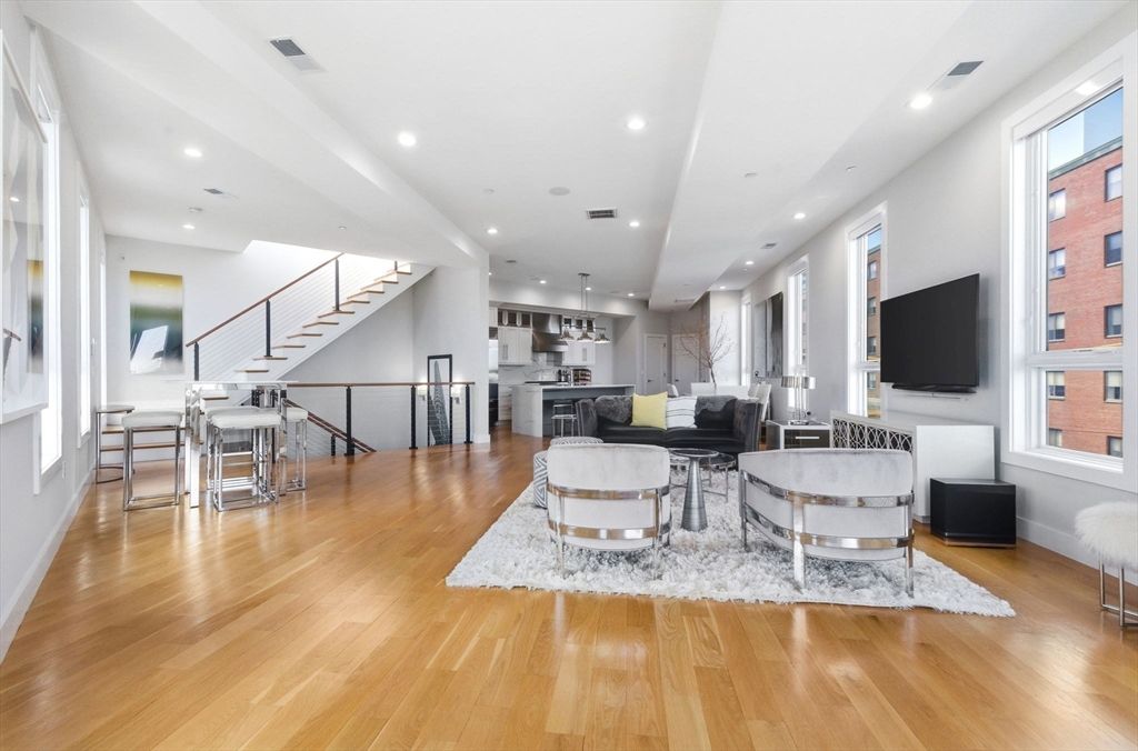 469 E 4th St 2, Boston, MA 02127
