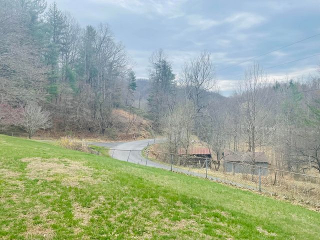 7592 Willow Branch RD, Boones Mill, VA 24065