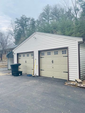 7592 Willow Branch RD, Boones Mill, VA 24065