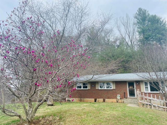 7592 Willow Branch RD, Boones Mill, VA 24065