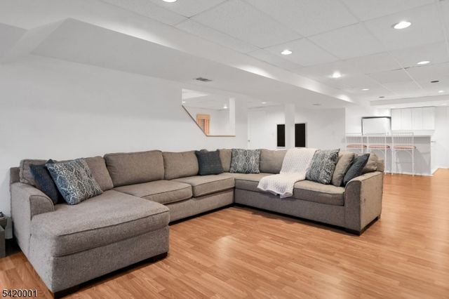 16 Lenape Ct, Bernards Twp., NJ 07920