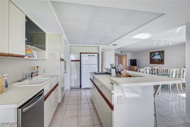 4041 Gulf Shore BLVD N 402, Naples, FL 34103