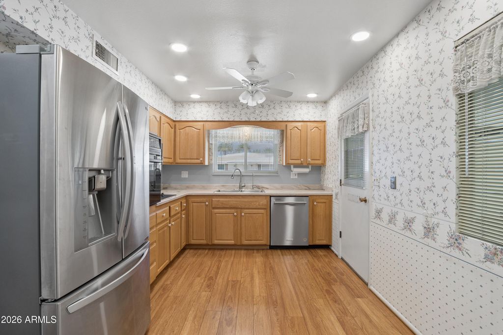 10906 W ROUNDELAY Circle S, Sun City, AZ 85351 — photo 5