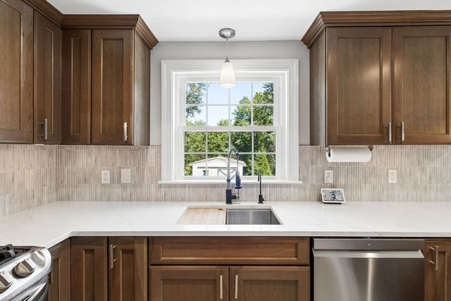 27 Maple St, Carlisle, MA 01741