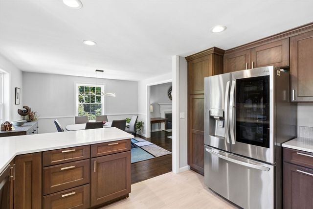 27 Maple St, Carlisle, MA 01741