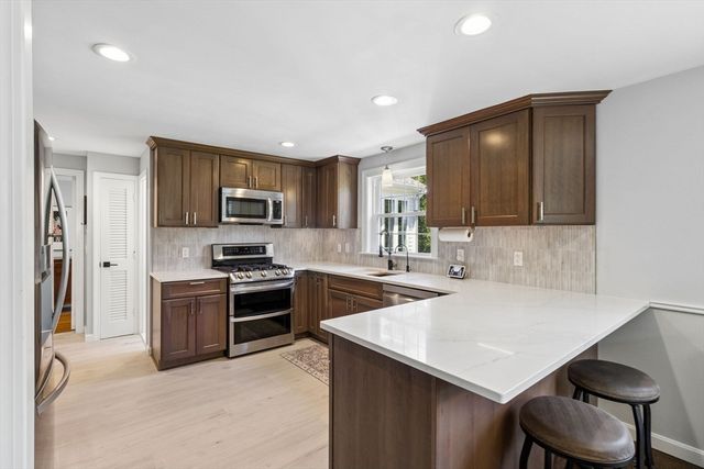 27 Maple St, Carlisle, MA 01741