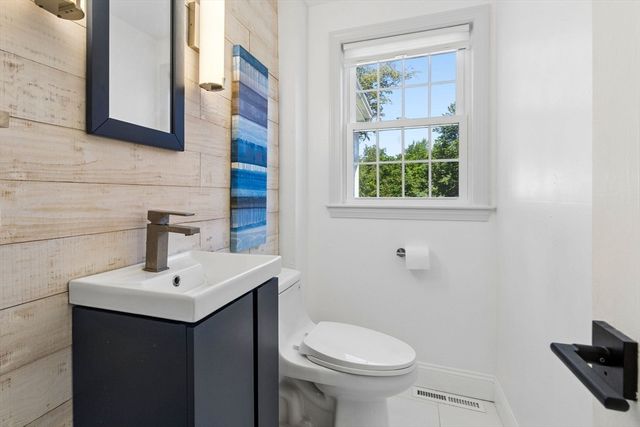 27 Maple St, Carlisle, MA 01741