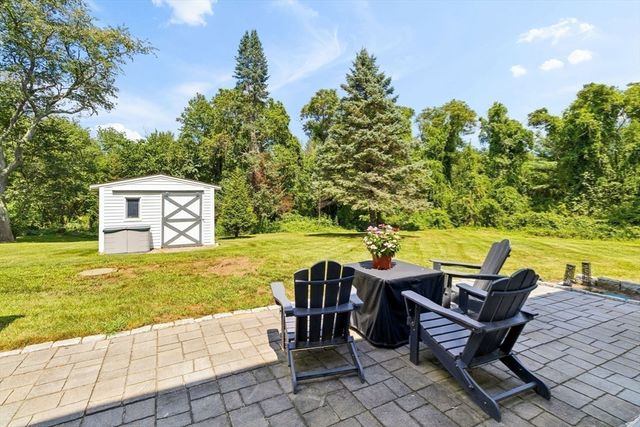 27 Maple St, Carlisle, MA 01741