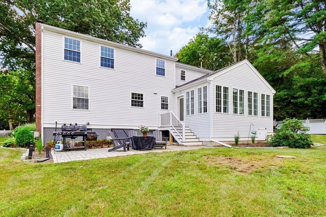 27 Maple St, Carlisle, MA 01741