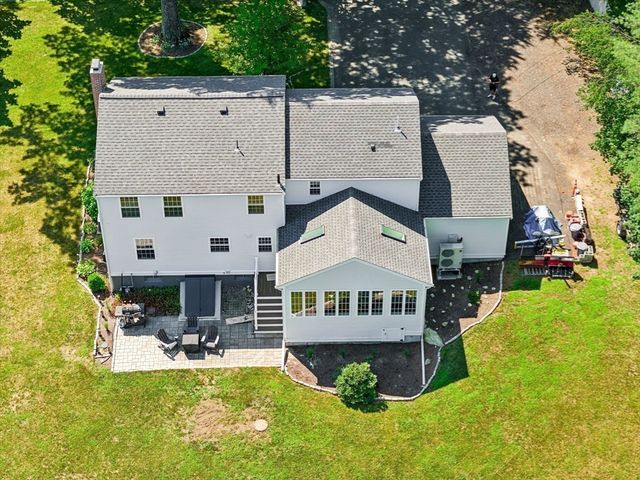 27 Maple St, Carlisle, MA 01741