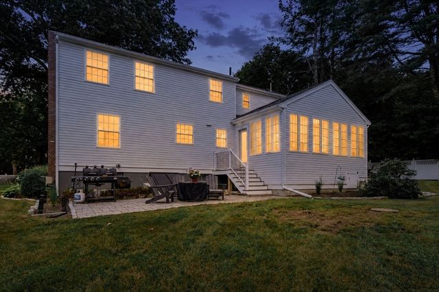 27 Maple St, Carlisle, MA 01741
