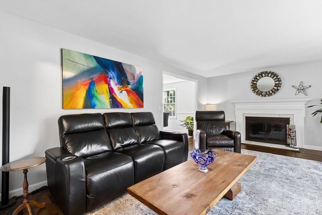 27 Maple St, Carlisle, MA 01741