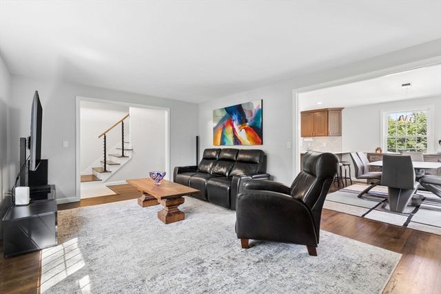 27 Maple St, Carlisle, MA 01741