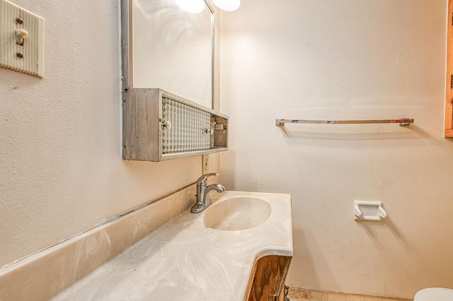 4921 E Oslin, Fresno, CA 93727