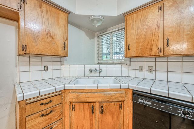 4921 E Oslin, Fresno, CA 93727