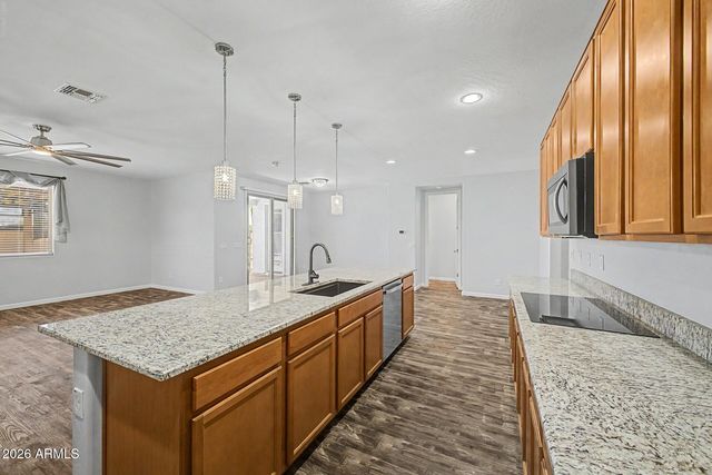 744 W DESERT HOLLOW Drive, San Tan Valley, AZ 85143