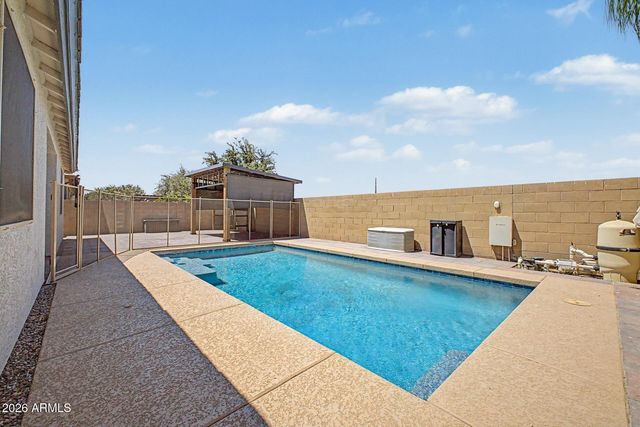 744 W DESERT HOLLOW Drive, San Tan Valley, AZ 85143