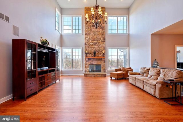 9 HALLETT DR, Pennington, NJ 08534