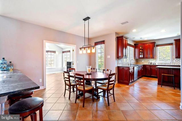 9 HALLETT DR, Pennington, NJ 08534