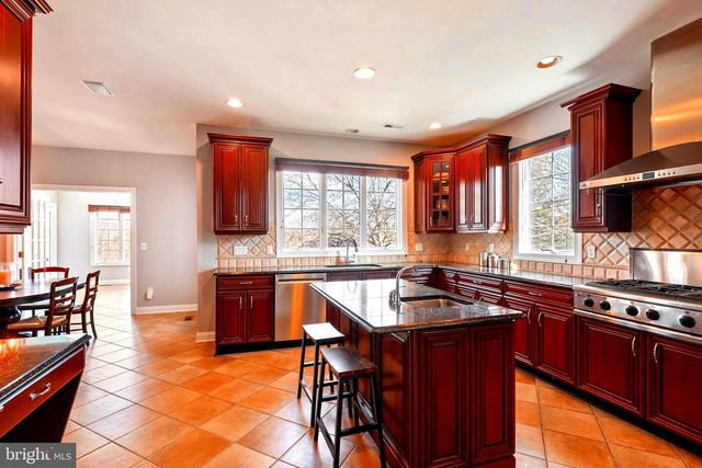 9 HALLETT DR, Pennington, NJ 08534